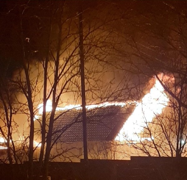 Ночной пожар в поселке Краснозатонский лишил семью с двумя детьми крыши над головой 