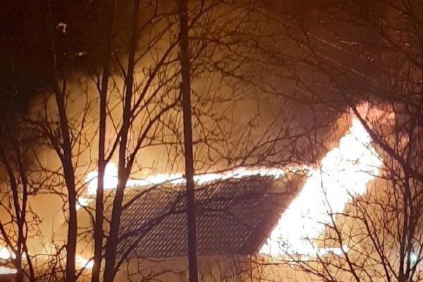 Ночной пожар в поселке Краснозатонский лишил семью с двумя детьми крыши над головой 