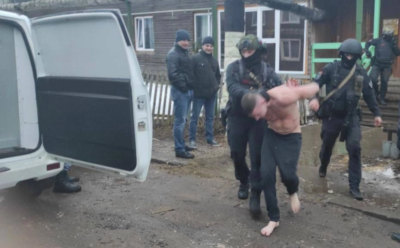 Взяли штурмом: в Сыктывкаре задержали мужчину, угрожавшего соседям гранатой