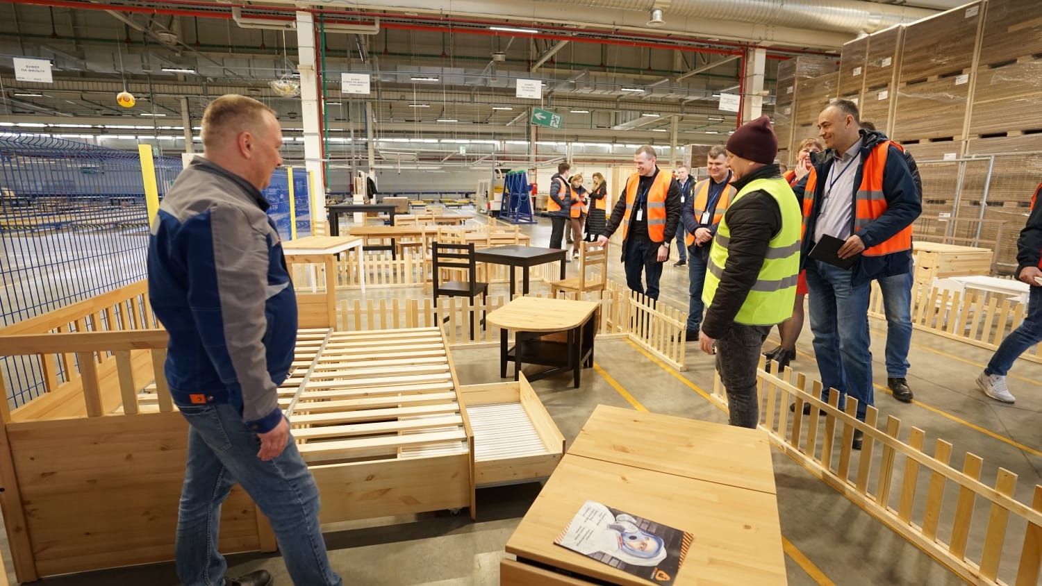 Руслан Семенюк провел первое совещание на заводе IKEA в Кировской области |  Комиинформ