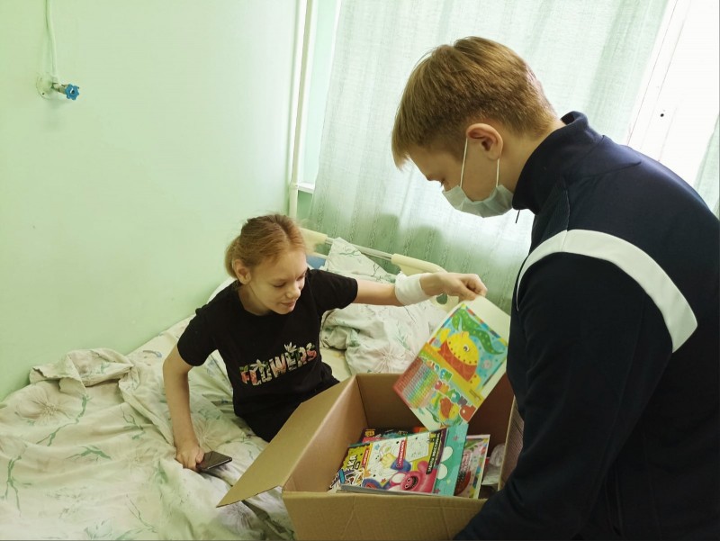 "Строитель-Сыктывкар" навестил пациентов Республиканской детской больницы