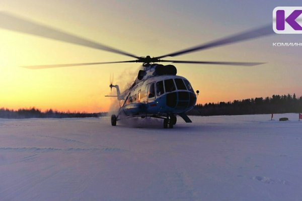 В Усинске на Гнилых болотах вертолет искал пропавших людей 