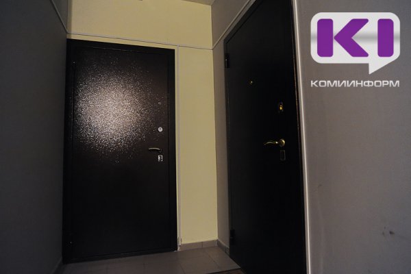 Разъяренный мужчина в Сосногорске испортил входную дверь соседям, не выдержав их шумного ремонта.
