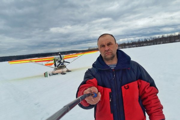 На лед Печоры приземлился легкомоторный самолет с известным путешественником