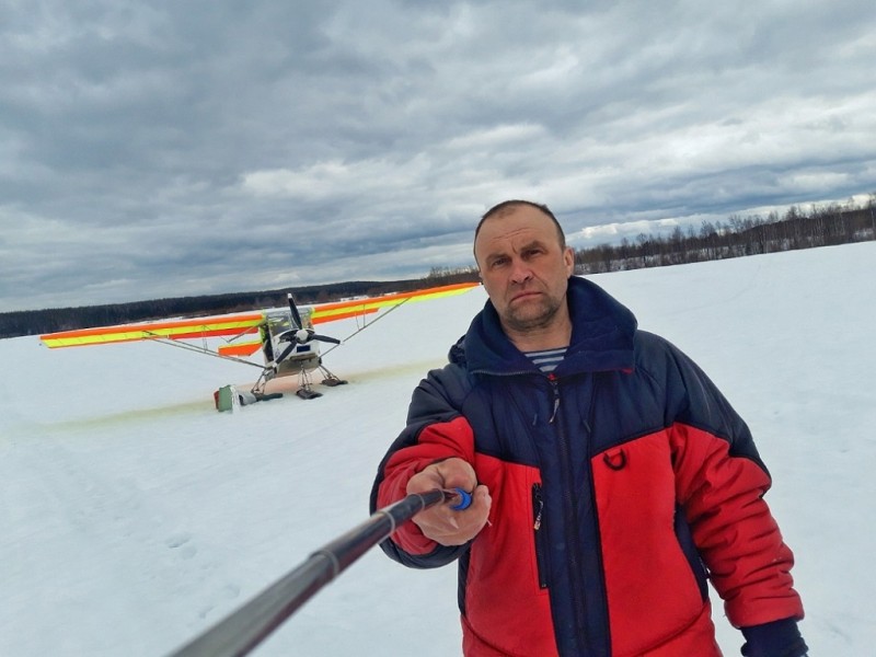 На лед Печоры приземлился легкомоторный самолет с известным путешественником