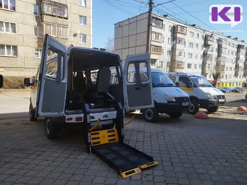 Соцслужбы районов Коми получили новые автомобили для перевозки маломобильных граждан