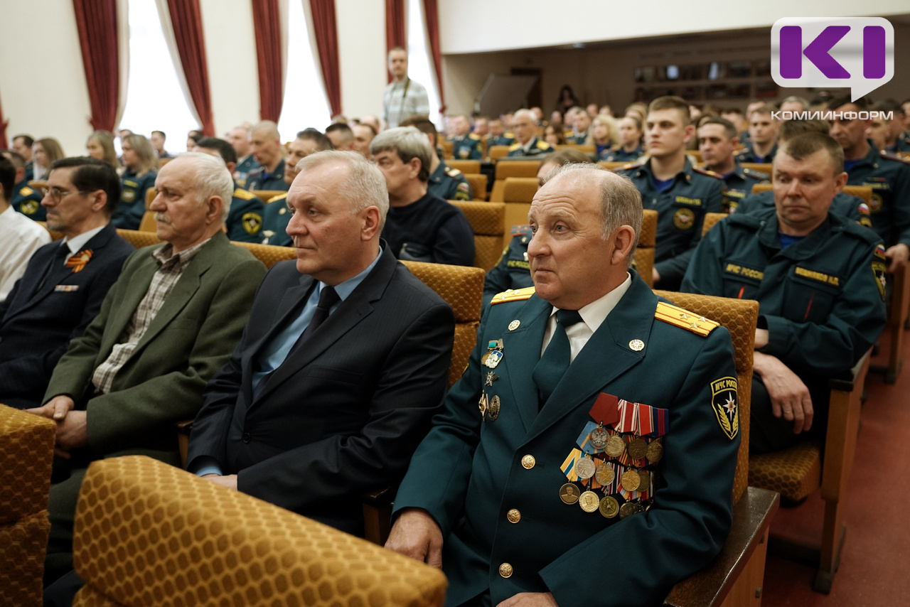 В Сыктывкаре наградили медалями и грамотами сотрудников МЧС Коми |  Комиинформ