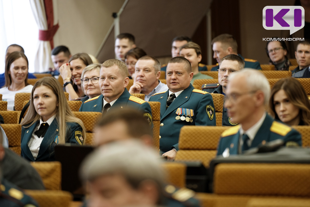 В Сыктывкаре наградили медалями и грамотами сотрудников МЧС Коми |  Комиинформ