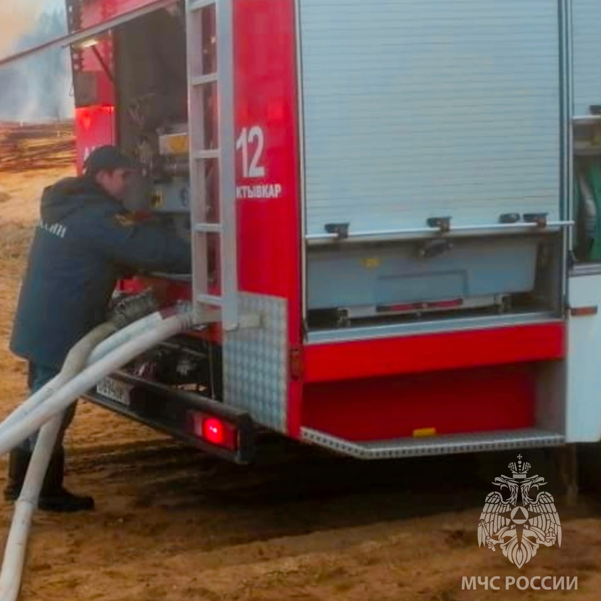 Пожар на пилораме в Яснэге не несет угрозы населенному пункту | 29.04.2023  | Сыктывкар - БезФормата