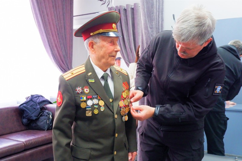 "Единая Россия" помогает ветерану подготовиться к Параду Победы в Москве