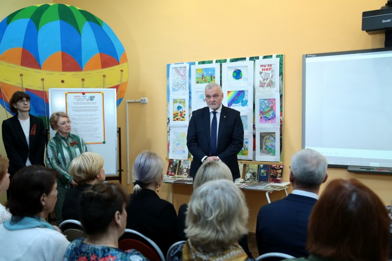 Владимир Уйба посетил выставку "Война и мир глазами детей Донбасса"

