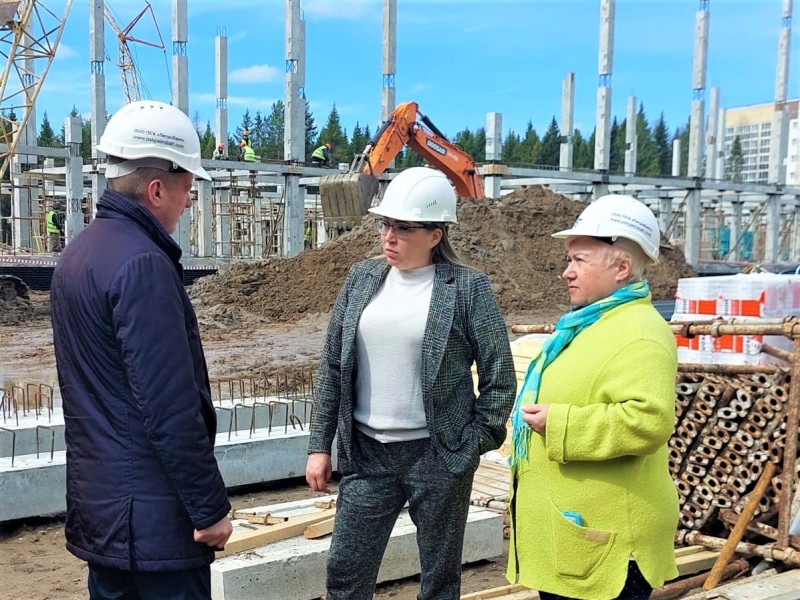 Партийный десант "Единой России" контролирует строительство школы на 825 мест в Эжвинском районе



