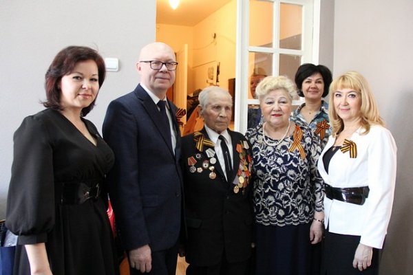 В Сыктывкаре ветераны принимают поздравления с Днем Великой Победы

