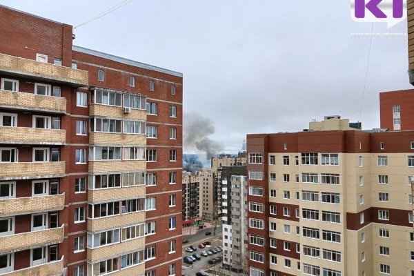 В Сыктывкаре загорелся частный дом, огонь перекинулся на крышу соседнего здания