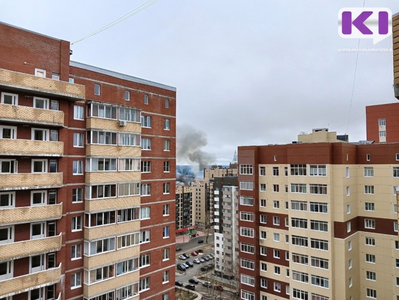 В Сыктывкаре загорелся частный дом, огонь перекинулся на крышу соседнего здания