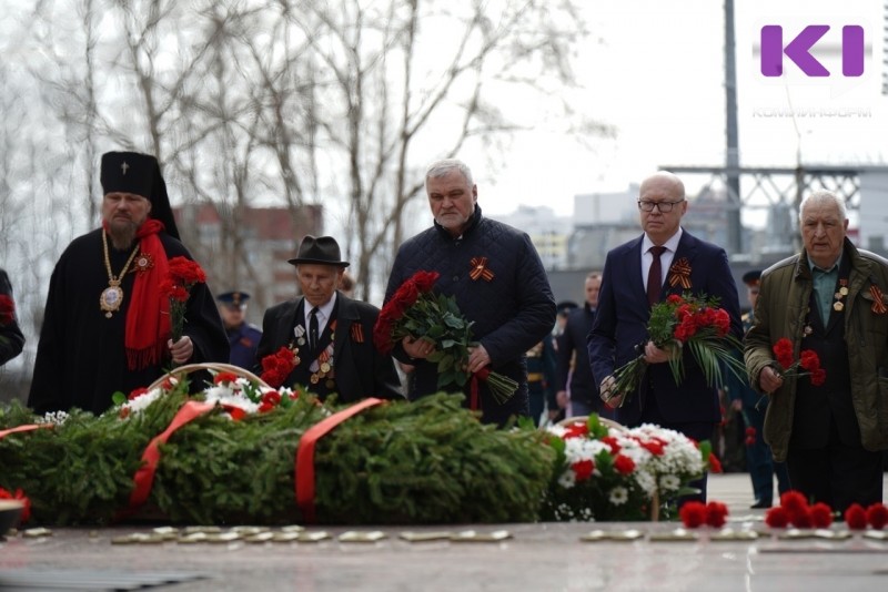 В Сыктывкаре празднование Дня Победы началось с возложения цветов к мемориалам