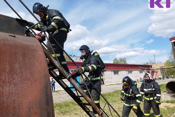 В Сыктывкаре на соревнованиях МЧС огнеборцы прошли и воду, и трубы
