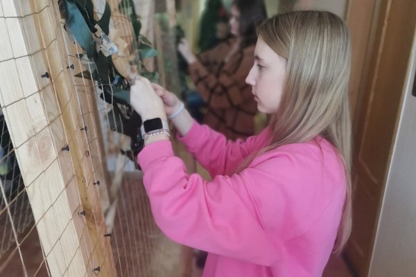В Усинске к плетению маскировочных сетей для бойцов СВО присоединились школьники и пенсионеры

