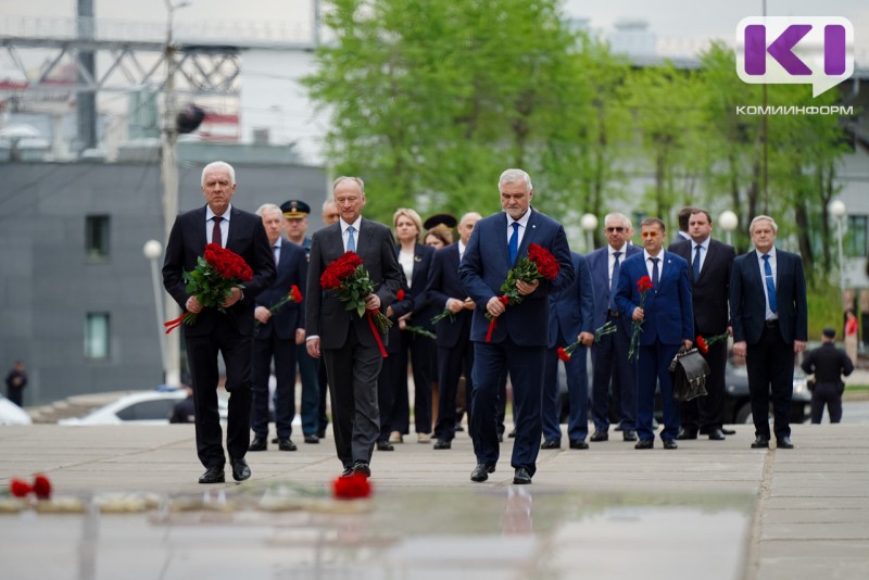 Николай Патрушев, Александр Гуцан и Владимир Уйба возложили цветы к мемориалам "Вечная слава" и "Скорбящий воин"