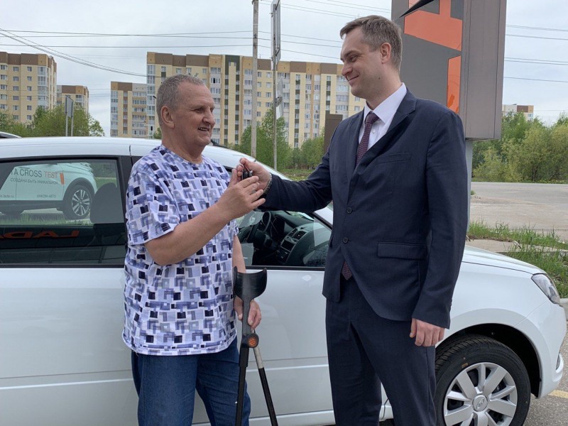Пять жителей Коми получили новые автомобили от регионального отделения Соцфонда