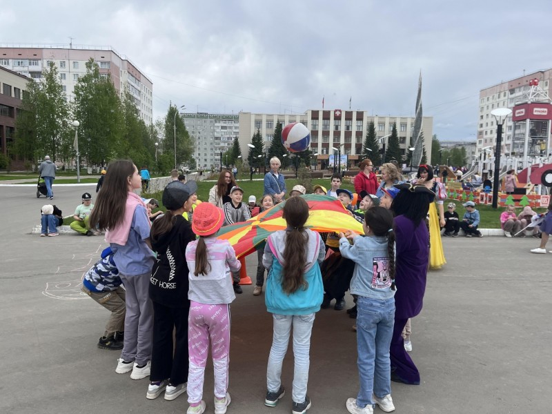 День защиты детей в Усинске отметили праздником "Детство – яркая планета"
