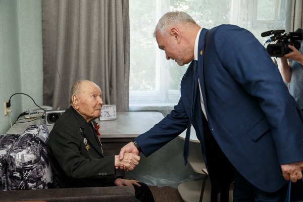 Владимир Уйба поздравил со 100-летним юбилеем участника Великой Отечественной войны Ивана Ладанова