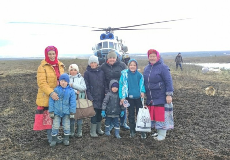 В Коми детей оленеводов начали доставлять в тундру к родителям на летние каникулы