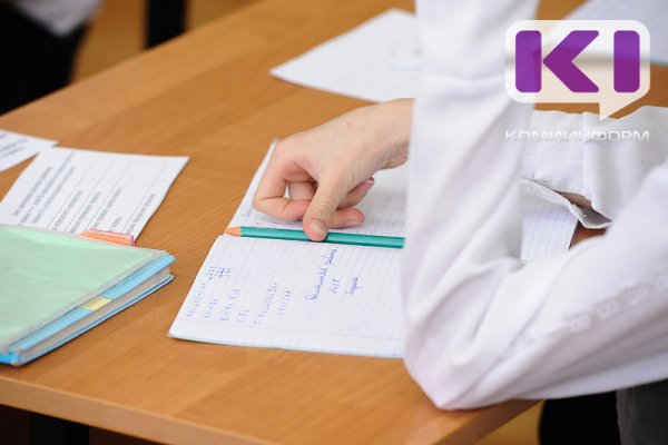 Минпросвещения не будет кардинально сокращать объем домашних заданий в школе

