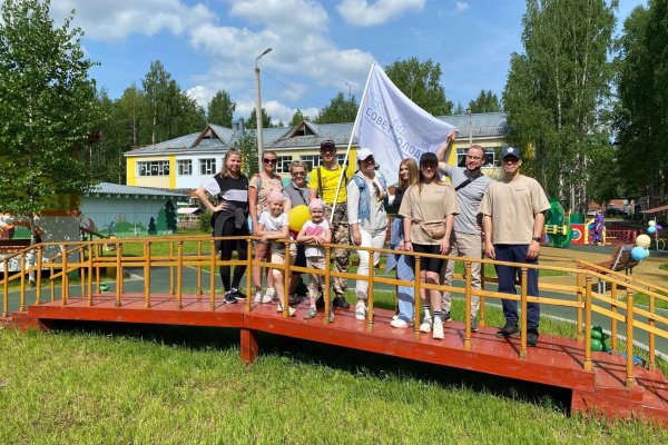 Волонтеры совета молодежи Монди СЛПК благоустроили территорию сыктывкарского специализированного дома ребенка
