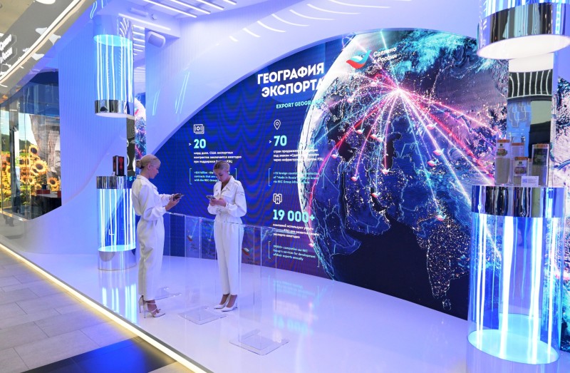 Зампред Сбербанка Станислав Кузнецов на ПМЭФ обсудил преодоление глобального цифрового кризиса


