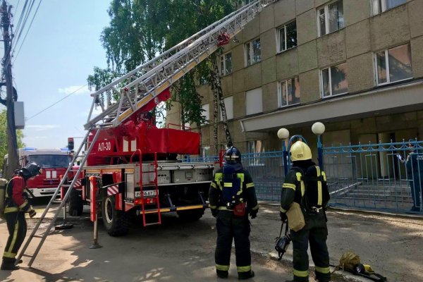 В Сыктывкаре прошли учения по тушению пожаров и спасению людей на верхних этажах
