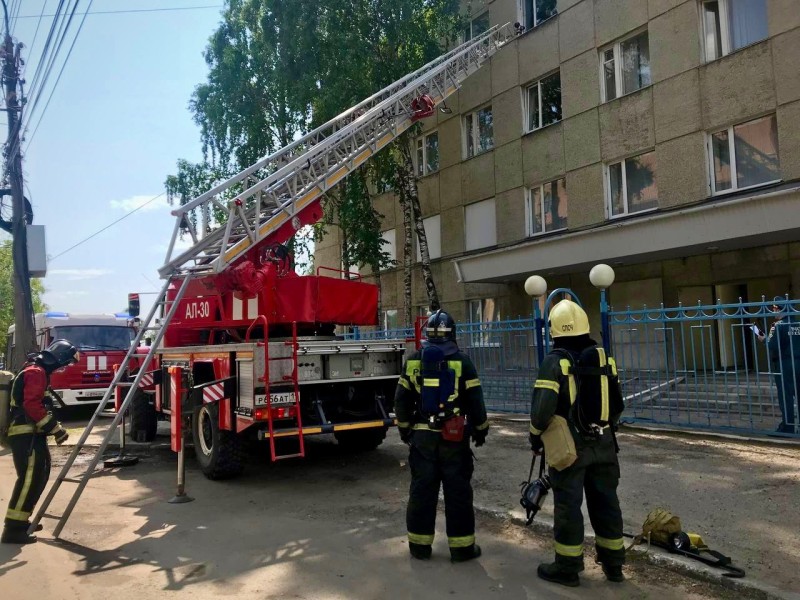 В Сыктывкаре прошли учения по тушению пожаров и спасению людей на верхних этажах
