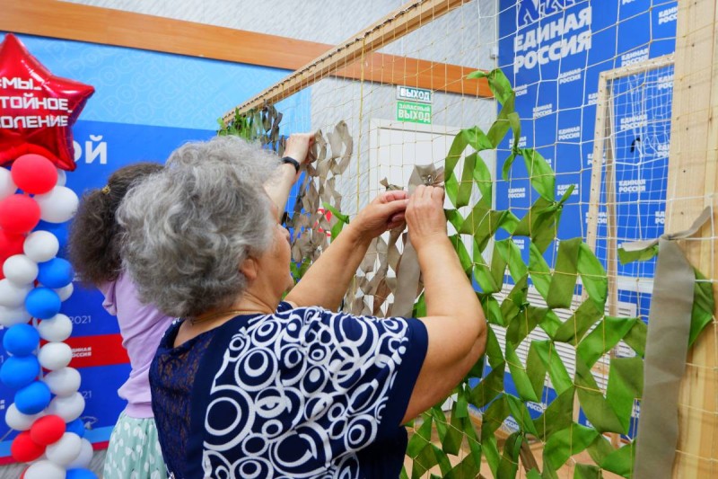 В волонтерском центре "Единой России" плетут маскировочные сети