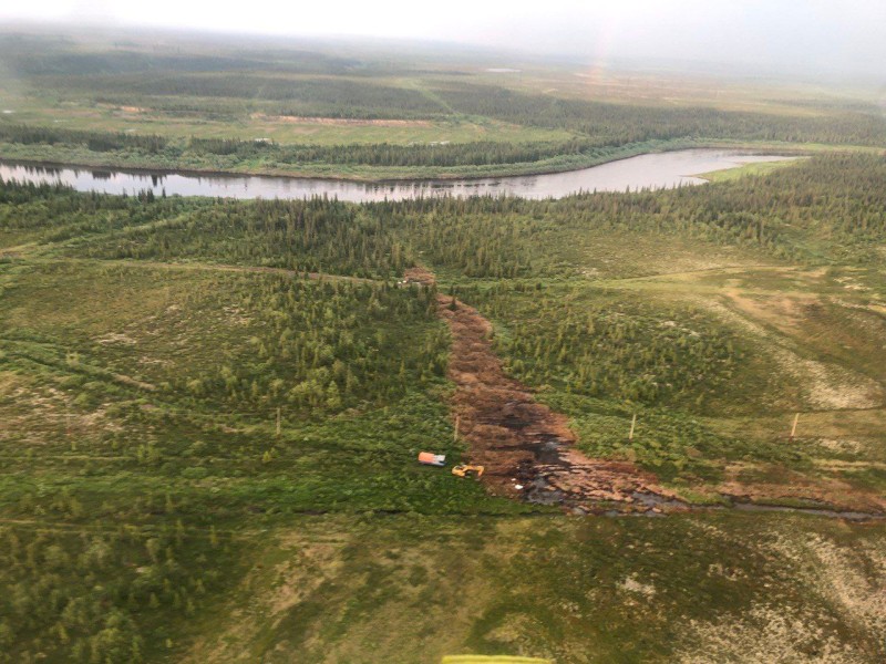СК выясняет причины и обстоятельства разлива нефтесодержащей жидкости в Усинске