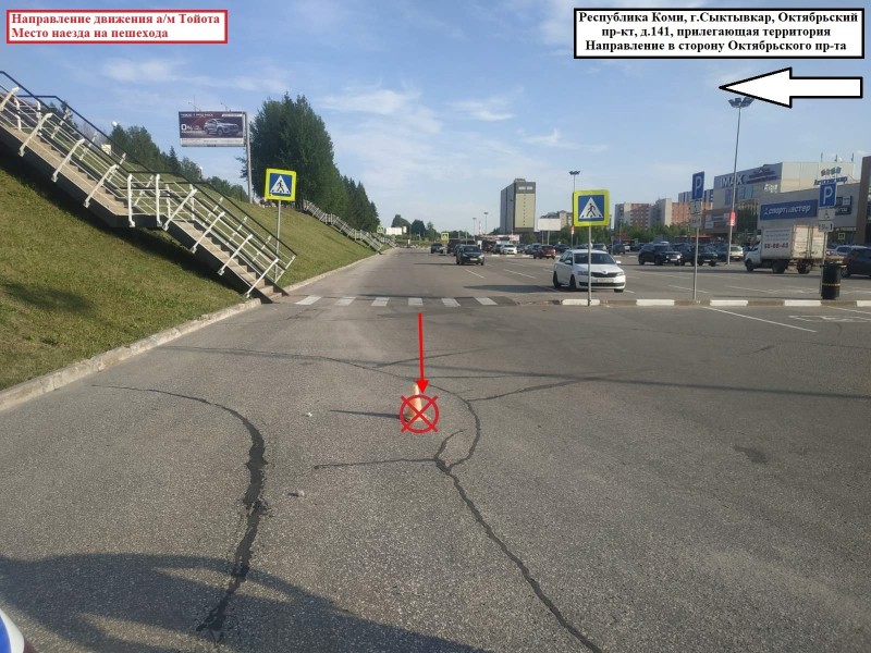 На парковке ТРЦ "Макси" в Сыктывкаре водитель Toyota Camry сбил женщину