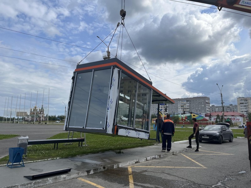 В Усинске устанавливают восемь новых остановочных павильонов
