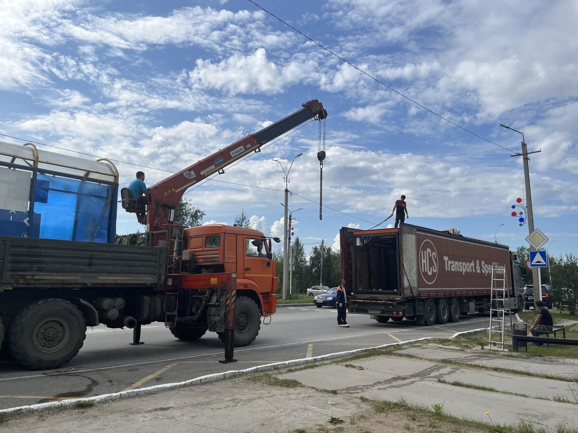 В Усинске устанавливают восемь новых остановочных павильонов | Комиинформ