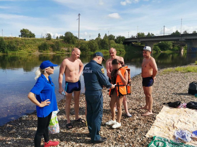 В Сосногорске и Ухте инспекторы ГИМС и волонтеры напомнили отдыхающим у воды о мерах безопасности
