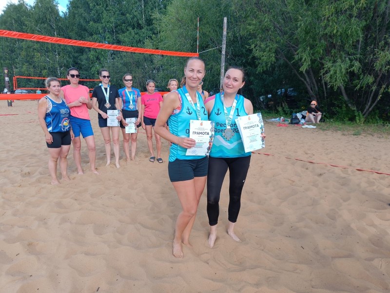 На главном пляже Сыктывкара прошли игры по волейболу среди команд ветеранов