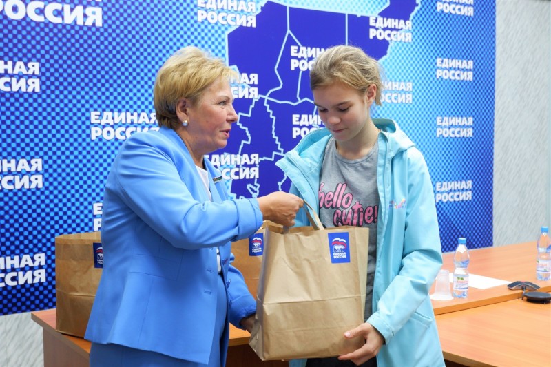 "Единая Россия": Школьные наборы в рамках акции "Собери ребёнка в школу" получили уже 55 тысяч детей по всей стране