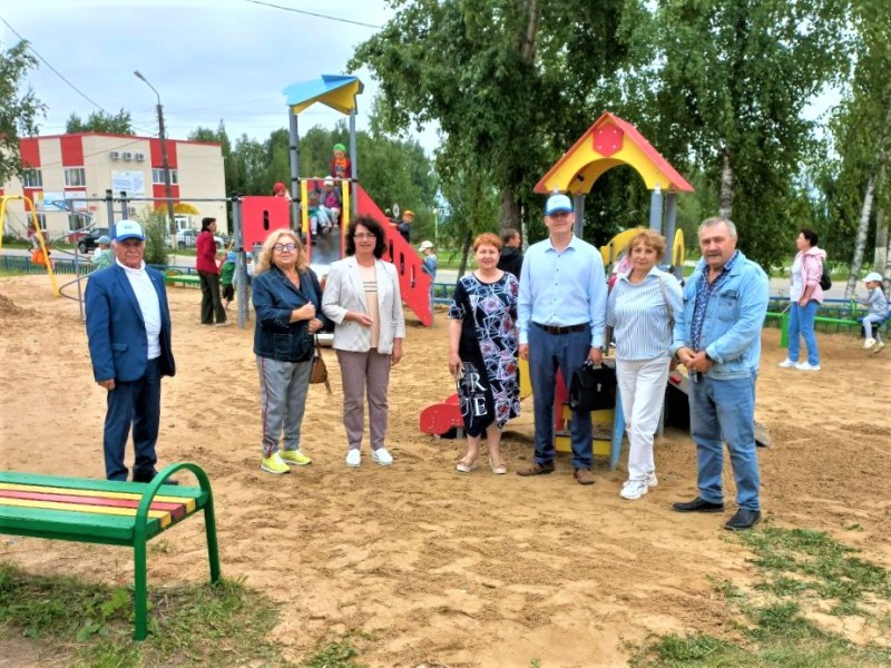 В Усть-Вымском районе открыли новую детскую площадку и провели реконструкцию памятника Защитникам Отечества