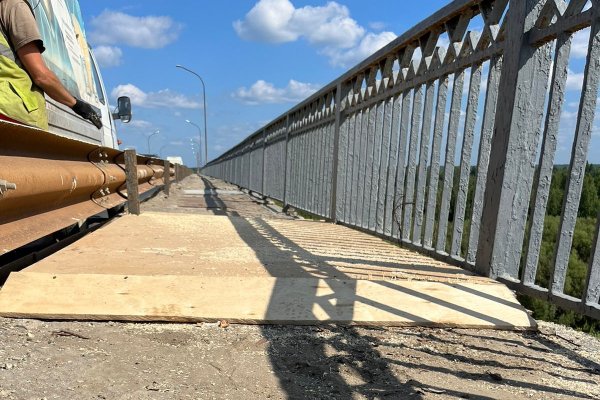 На Краснозатонском мосту заменили деревянные щитки на более устойчивые
