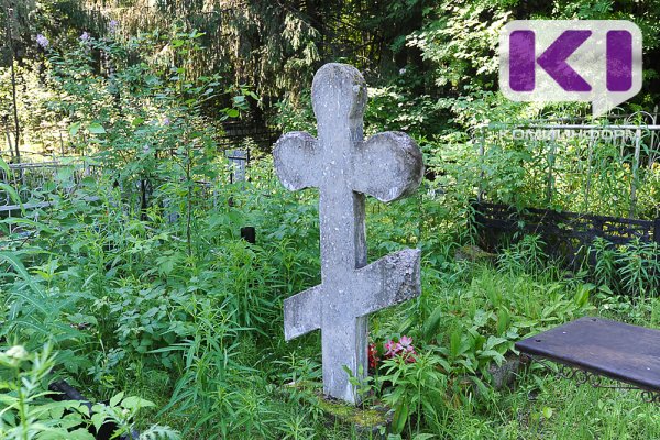 В Усинске мать троих детей обнаружили на кладбище в невменяемом состоянии