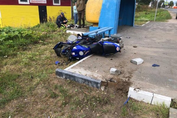 В Коми после столкновения с КамАЗом мотоцикл отбросило на автобусную остановку
