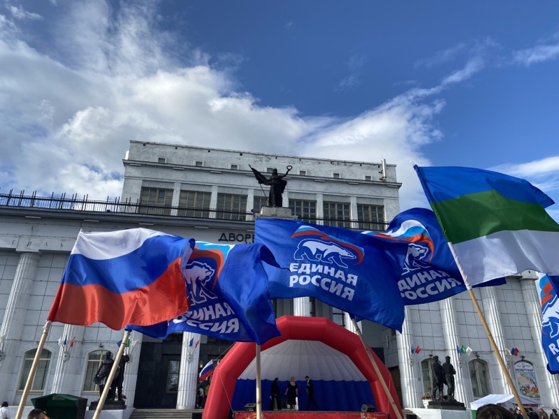 "Единая Россия" в Коми провела праздничные мероприятия в День государственного флага