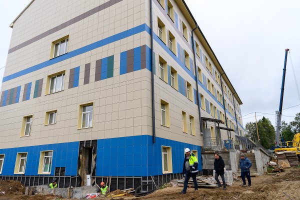 Глава Коми проинспектировал ход строительства лечебного корпуса в Усть-Цильме