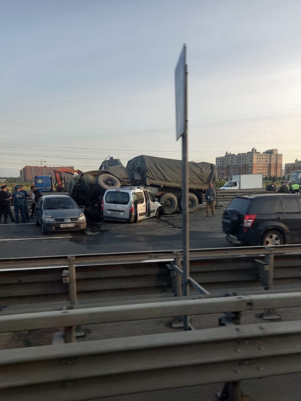 На кольцевой дороге Санкт-Петербурга в ДТП погибли два солдата-срочника из  Коми | Комиинформ