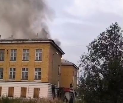 Пожарные Ухты ликвидировали возгорание здания бывшей поликлиники