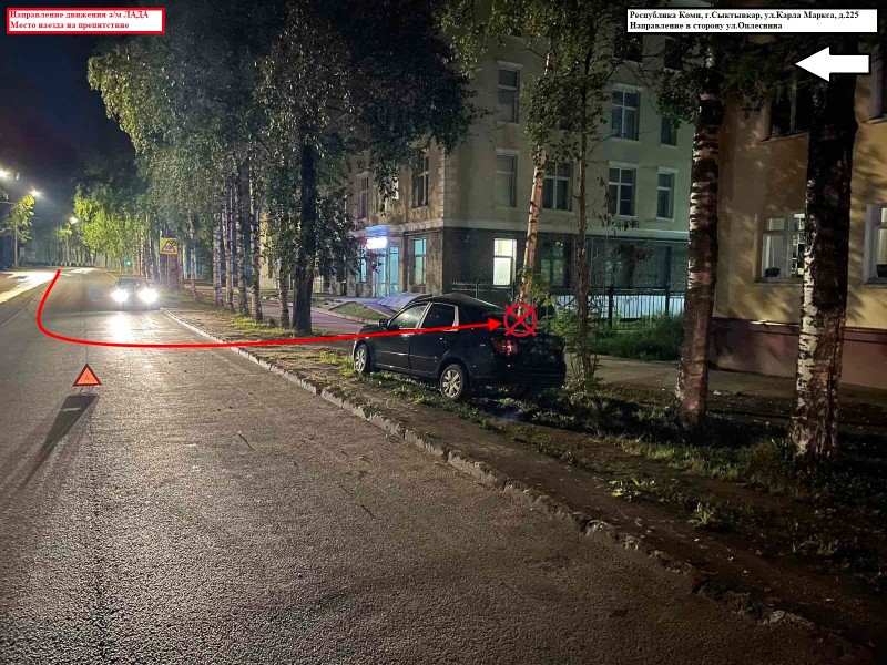 В Сыктывкаре 24-летняя девушка за рулем "Лады" припарковалась в дерево