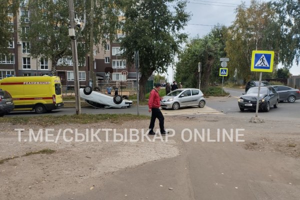 В Сыктывкаре в результате ДТП на проезжей части опрокинулась 